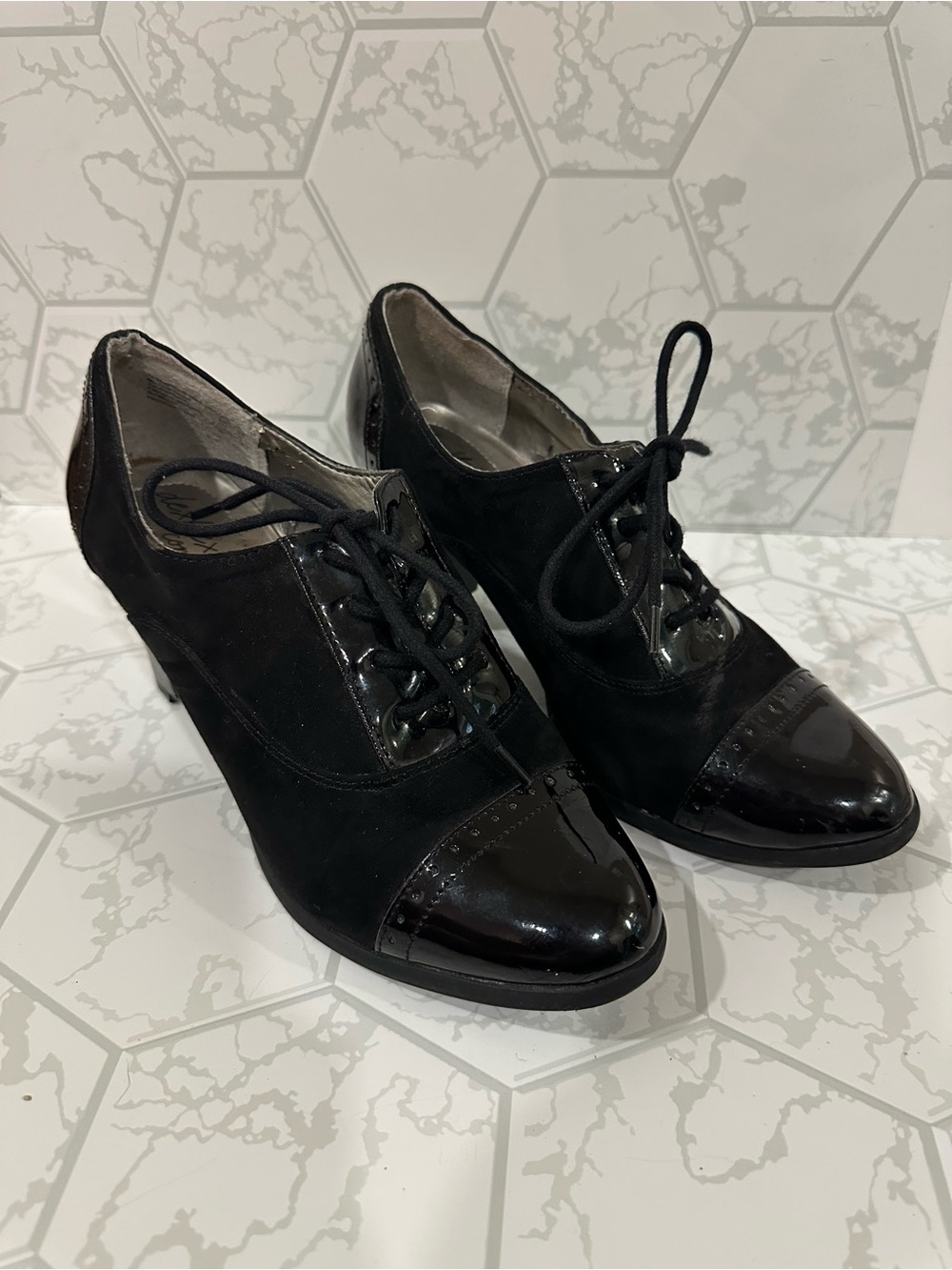 dexflex comfort Black Lace-Up Cap-Toe Heeled Oxfords